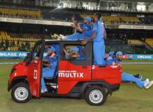 भारत की जित के जश्न में धोनी बनगए ड्राइवर, 5 सीटों वाली गाड़ी पर सवार हो 15 खिलाडी वाली टीम इंडिया